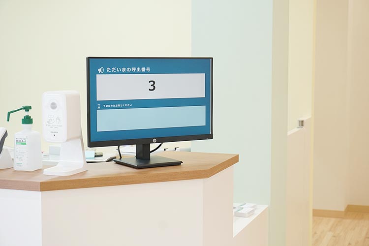待合室ではディスプレイで診療の順序をご確認いただけます。