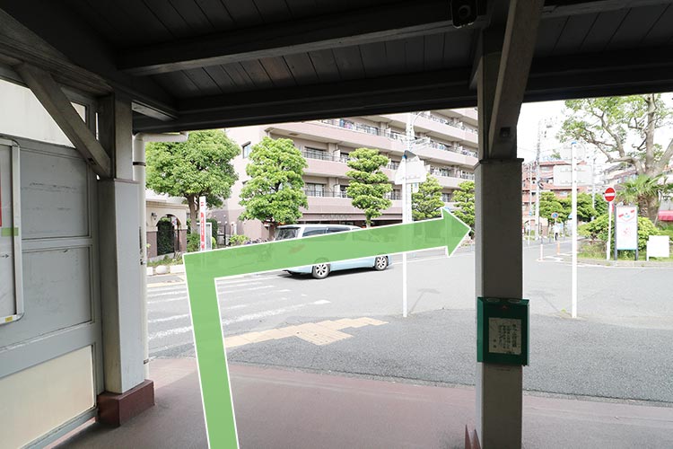 改札を出て右手に進みます