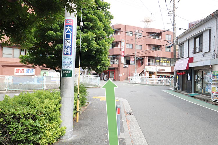 直進して橋を渡ります