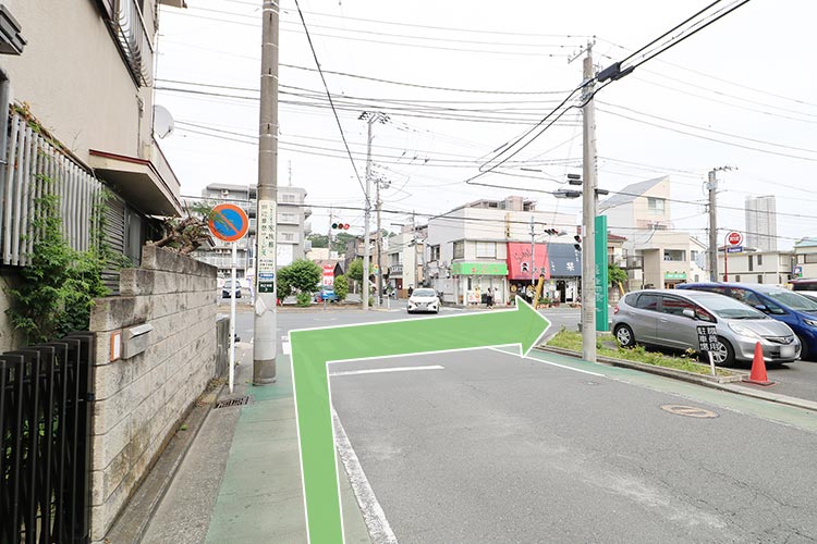大口東総合病院さんを右手に横断歩道を渡って右に進みます