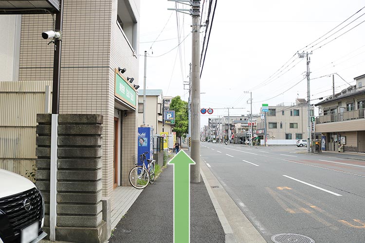 道路を右手に直進します