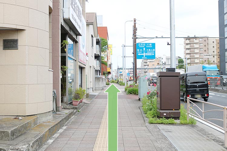 道路を右に直進します