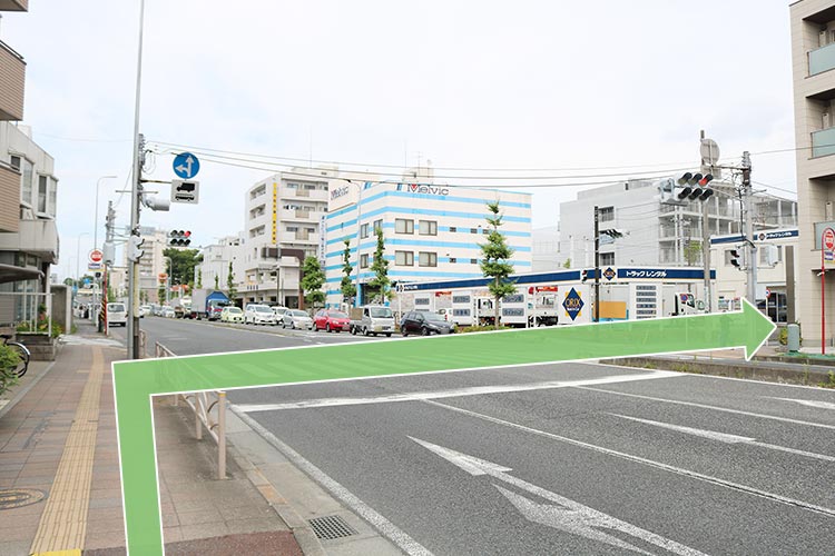 【子安小学校入口】バス停を過ぎた先にある横断歩道を渡ります