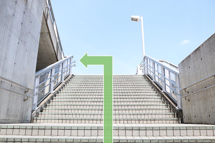 陸橋の階段を上って踊り場を左に曲がります