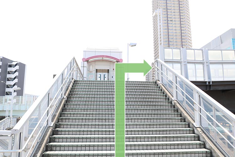 陸橋の階段を上って右に曲がります
