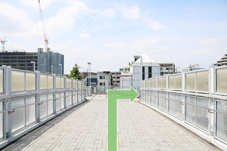 陸橋を進んで右の階段を下ります