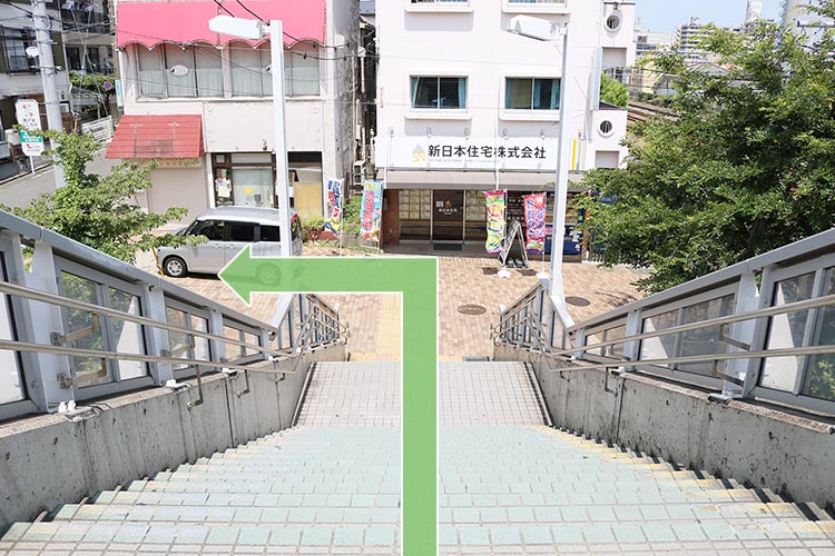 階段を下りて左に曲がります