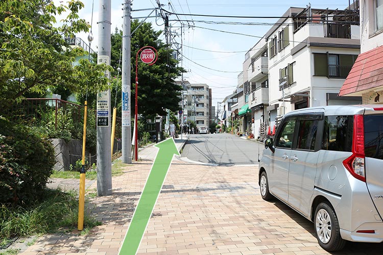 公園を左手に直進します