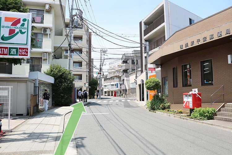 郵便局を右手に直進します